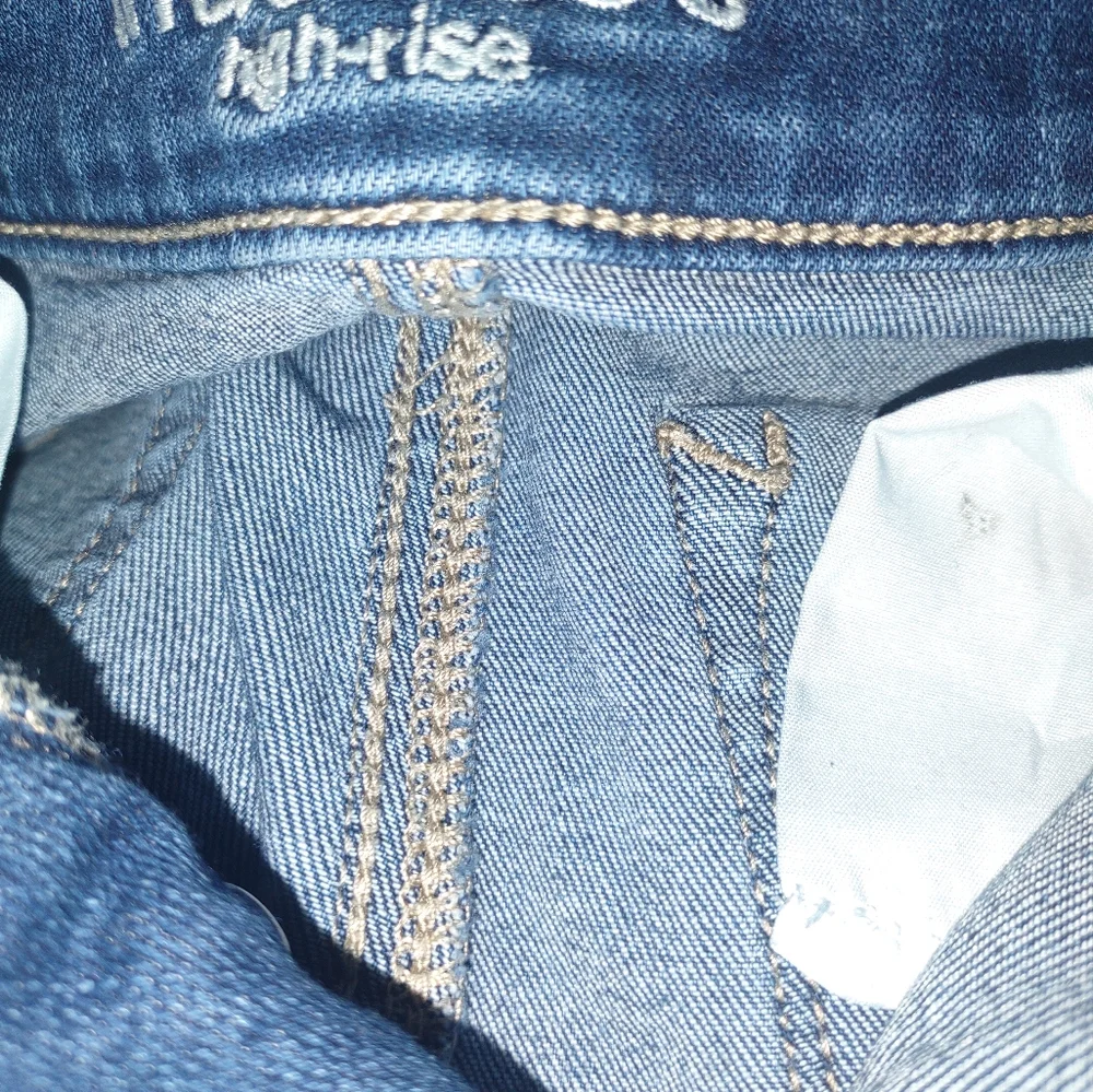 Woman's size medium Maurices skinny high rise button fly‎ jean